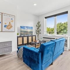 Urban 1BD Escape mins to DT w Gym, Wifi & Balcony