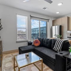 Upscale 1 King BR suite- Domain, Gym, Pool, Parking