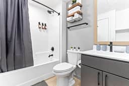 Sleek & Urban 1 Bed 1 Bath with Gym, Wi-fi & Patio - Image 5