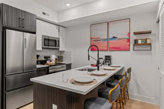 Chic Getaway Near Attractions - Image 1