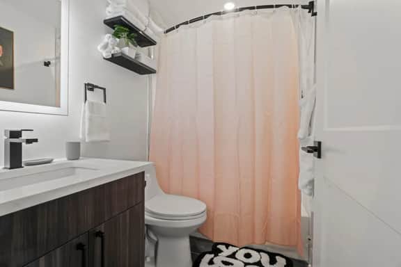 Chic Getaway Near Attractions - Image 5