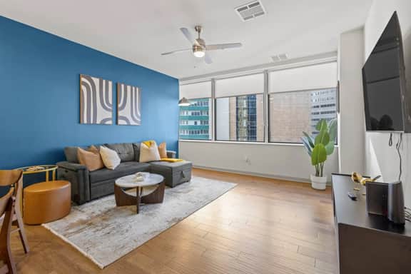 Luxe Apt W/Parking CityView|Pool|Gym|PoolTable - Image 2
