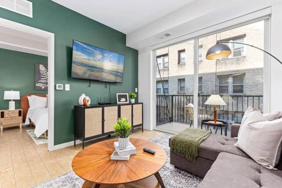 Sleek & Urban 1 Bed 1 Bath with Gym, Wi-fi & Patio - Image 4